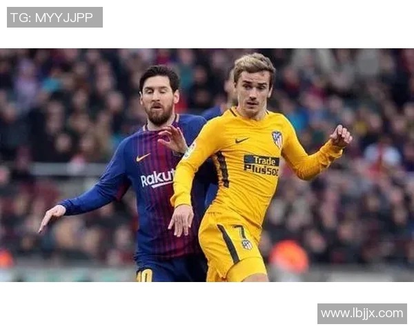 足球巨星驾车出行引发关注 现场粉丝热情围堵 车内生活首次曝光